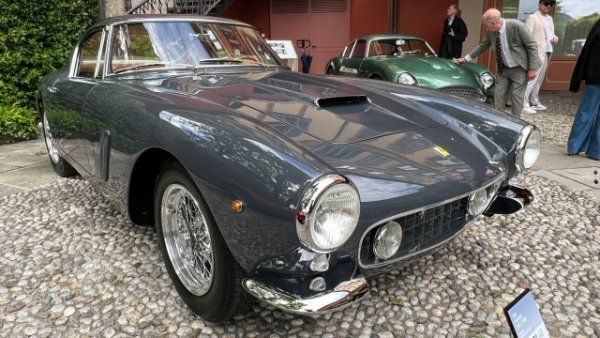 Преди легендарния 250 GTO - точно 250 SWB представлява компанията от Маранело на пистите по целия свят. Колата на тази снимка е от 1960 г. и е произведена по искане на италиански клиент, който я поръчва в нетипично &bdquo;опушено сиво&ldquo; отвън и с кафяв кожен интериор отвътре. Продаден в Съединените щати, автомобилът става червен (тъжна съдба за много Ferrari-та) и след това отново върнат в оригиналния си цвят.